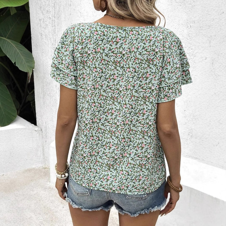 Dame sommerbluse med flæsedetaljer og blomsterdesign Stilla