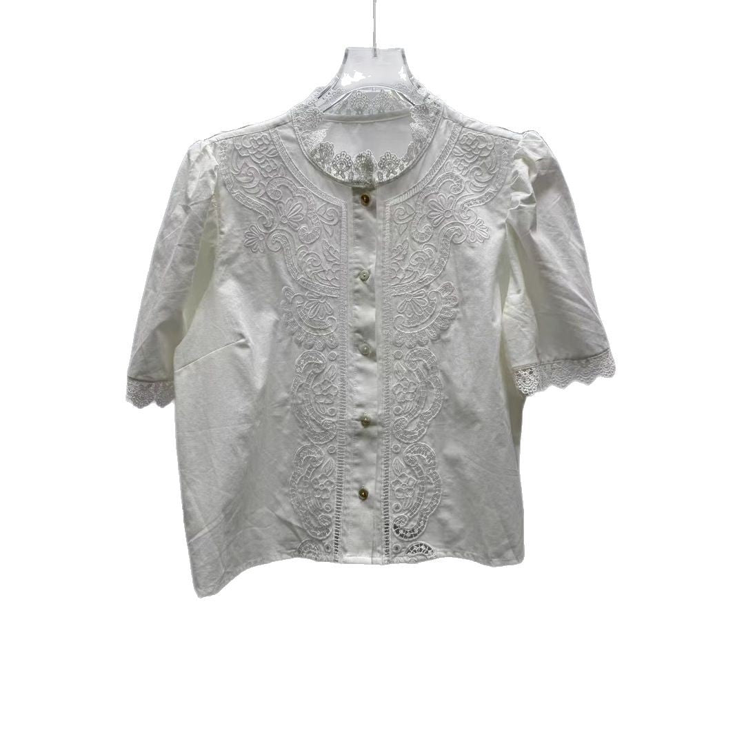 Damebluse med kunstneriske hulbroderier og elegante flæser Stilla