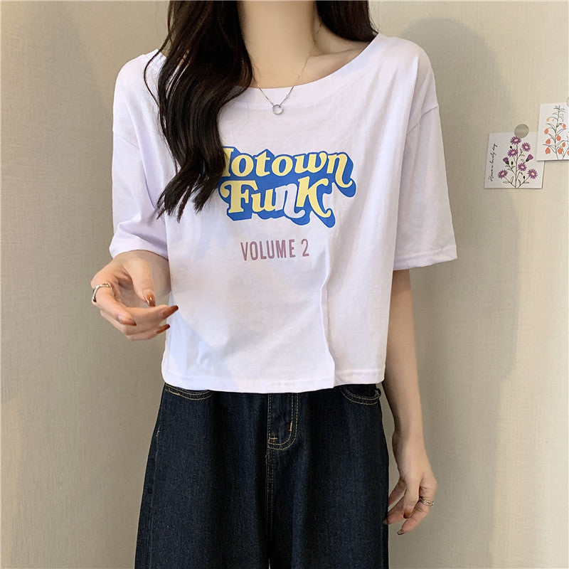 Femme Skåret Grafisk T-Shirt med Vintage-tryk Stilla