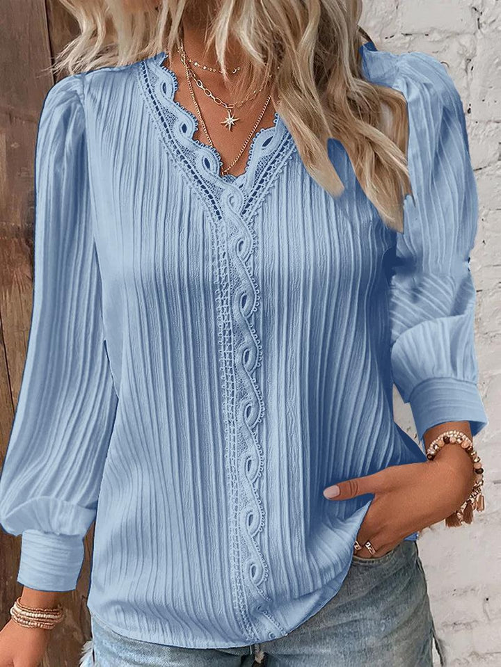 Dame elegant bluse med ruffle detaljer og fine længdestriber Stilla
