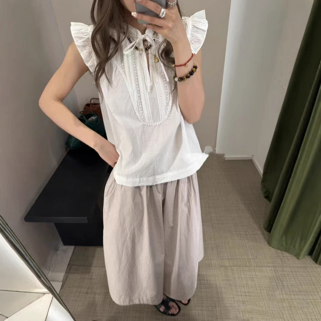 Damebluse med ruffle-detaljer lavet af blødt bomuldsblandingsmateriale og elegant V-udskæring Stilla