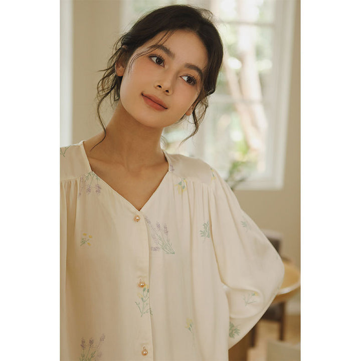 Damebluse med florale accenter og elegant knapliste Stilla