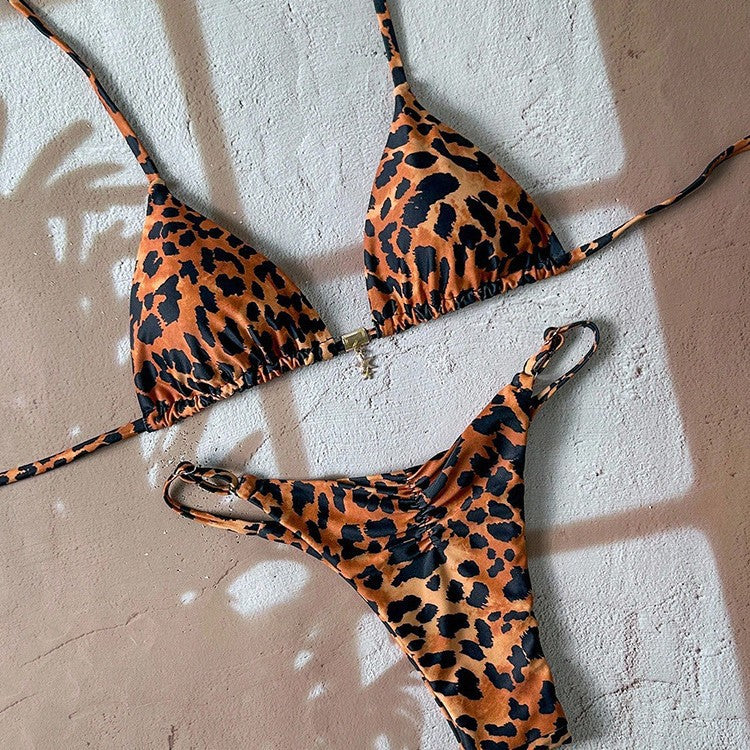 Dame triangel-bikini med moderigtigt leopardmønster og gyldne accenter Skovae