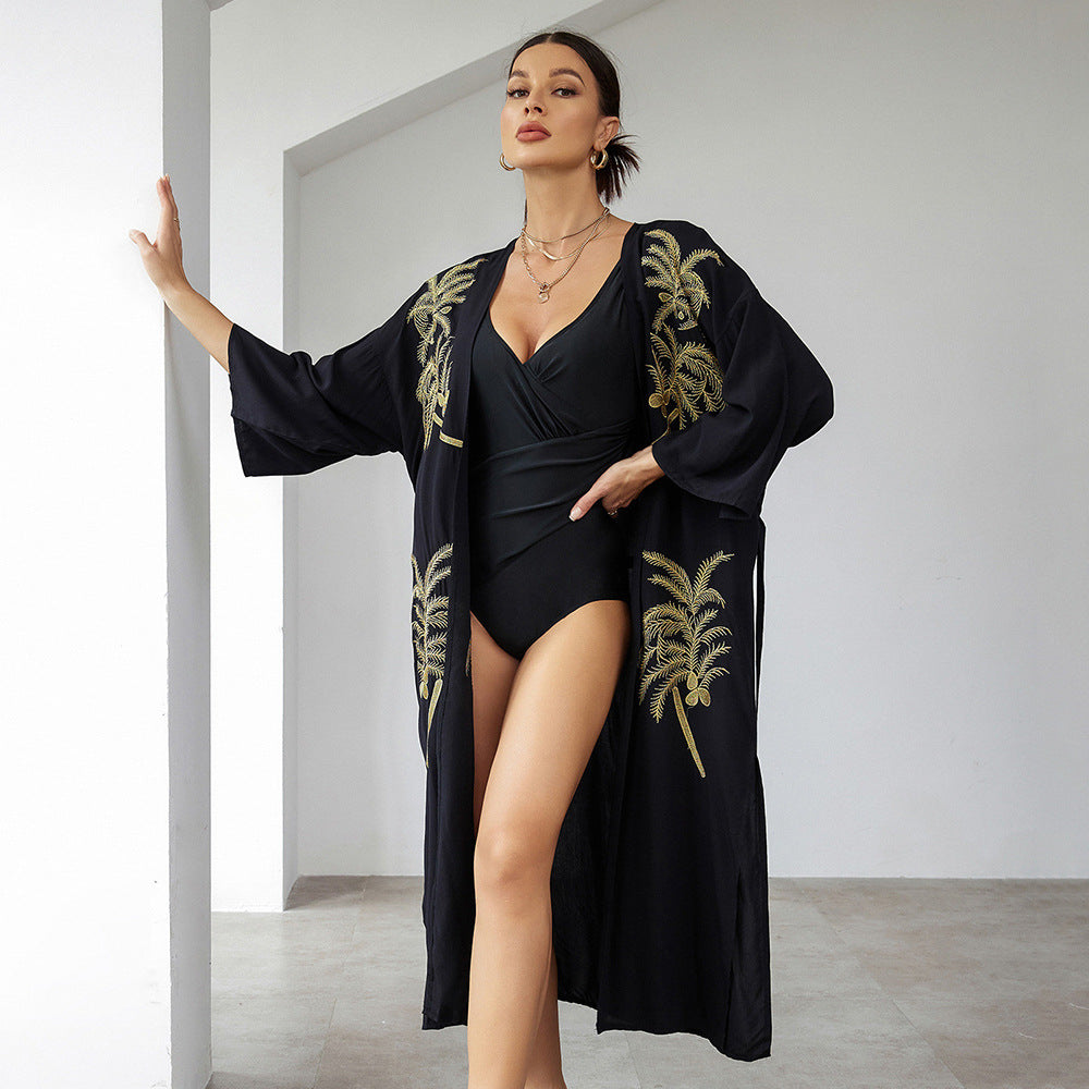 Dame lang kaftan med kunstneriske palme-broderier og bindebælte Stilla