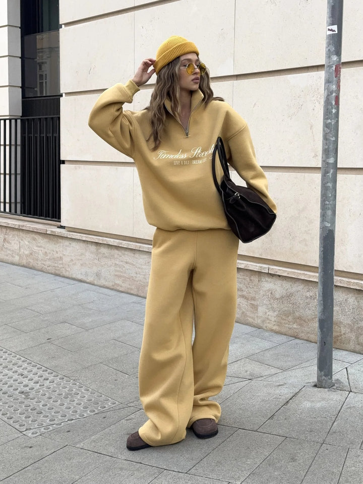 Kvindernes sporty hoodie med opretstående krave og lynlås Skovae