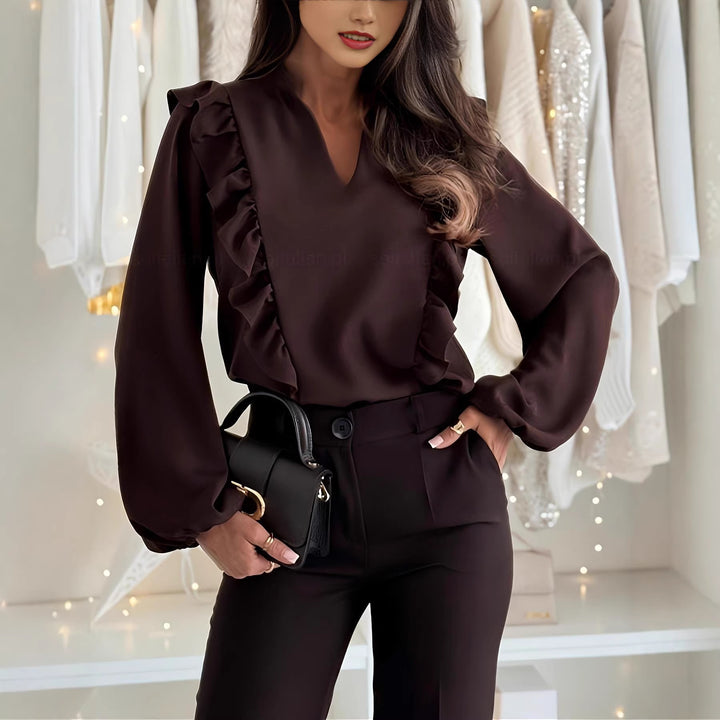 Dame elegant skåret bluse med flæse detaljer og V-hals Skovae