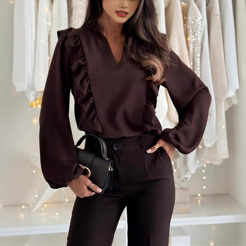 Dame elegant skåret bluse med flæse detaljer og V-hals Skovae