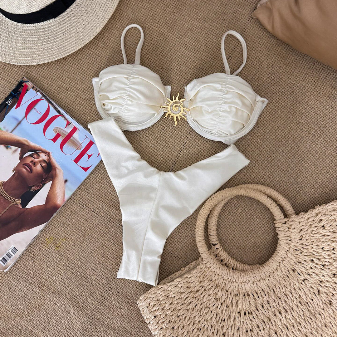 Dame bikini med skinnende top og raffinerede detaljer Stilla
