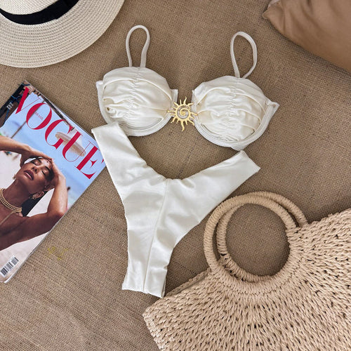 Dame bikini med skinnende top og raffinerede detaljer Stilla
