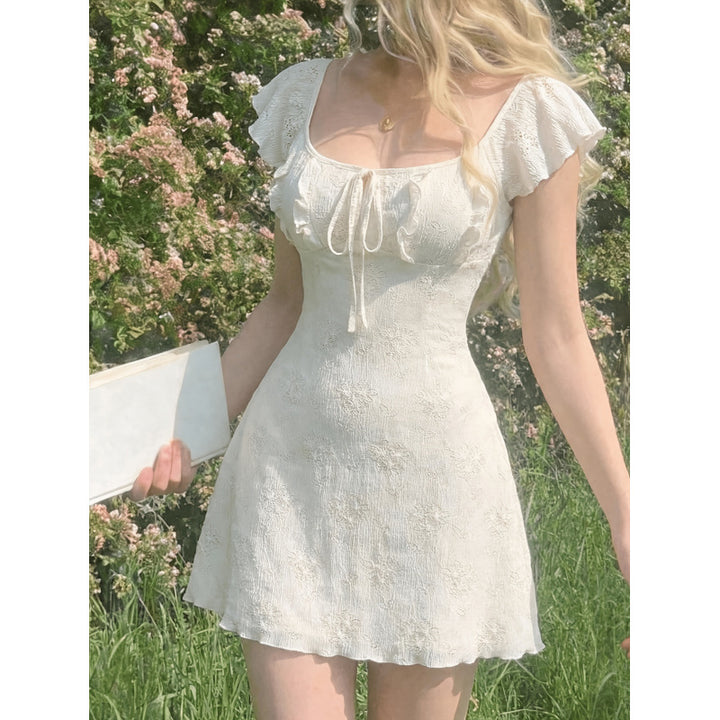 Dame Minikjole med blomsterdesign og romantiske volanger Skovae