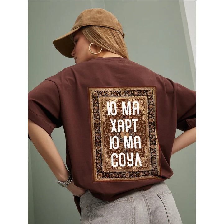 Dame T-shirt med kreativ grafisk tryk og afslappet snit Stilla