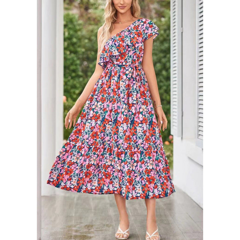 Dame maxikjole med asymmetrisk snit og blomsterinspireret volangdesign Skovae