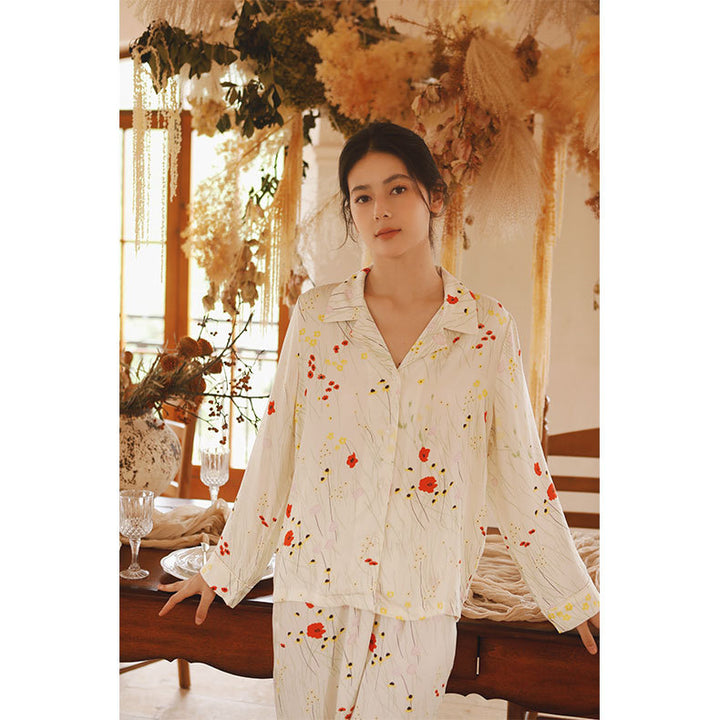 Dame pyjamasæt i flydende satin med blomsterdesign og elegante detaljer Stilla