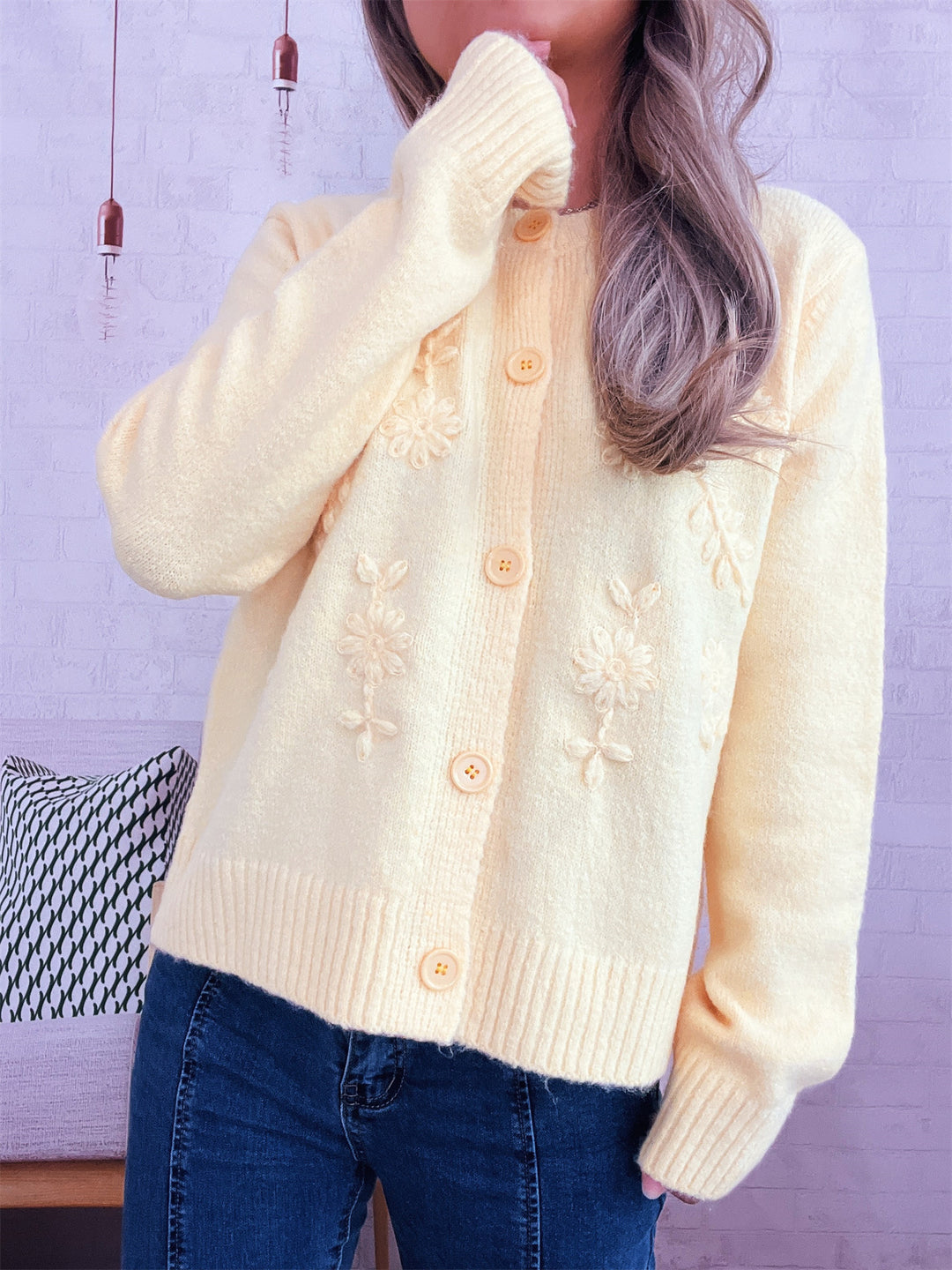 Kvinders løstsiddende strik cardigan med blomsterapplikationer og knapdetaljer Stilla