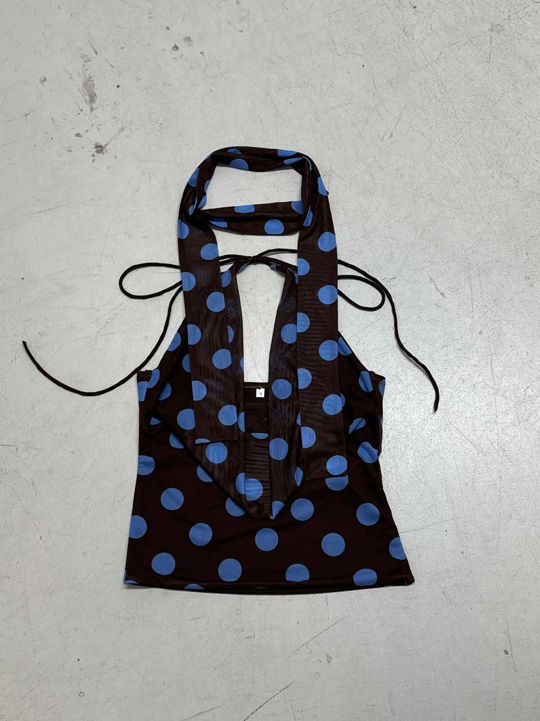 Dame strapless top med dyb V-hals og uforglemmeligt prikkedesign Skovae