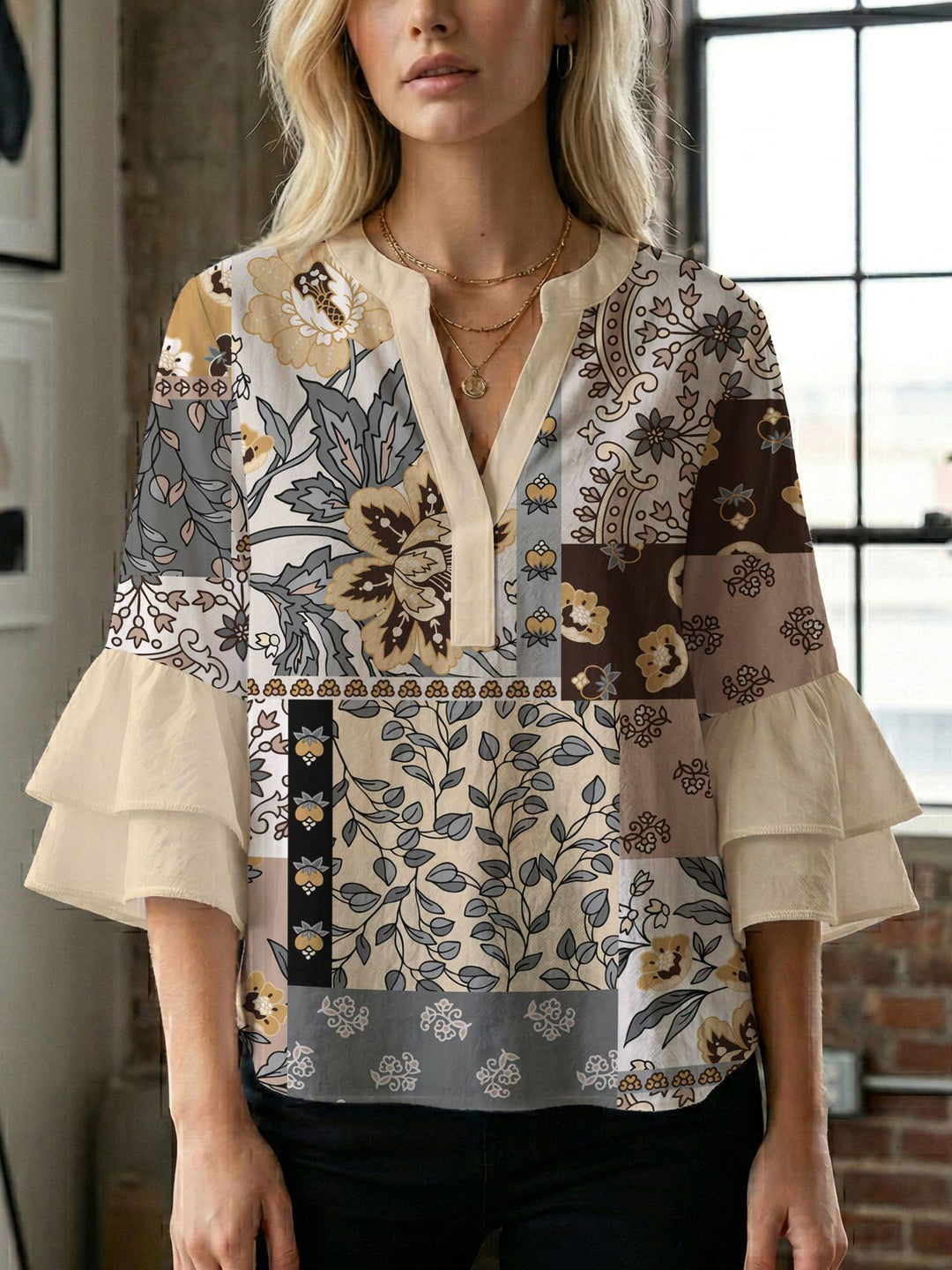 Dame bluse med voluminøse ærmer og kreativt trykdesign Skovae