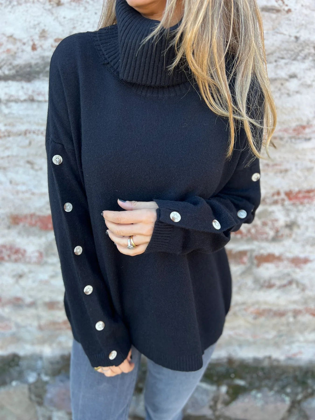 Dame strikpullover med høj krave og fashionable knapper Stilla