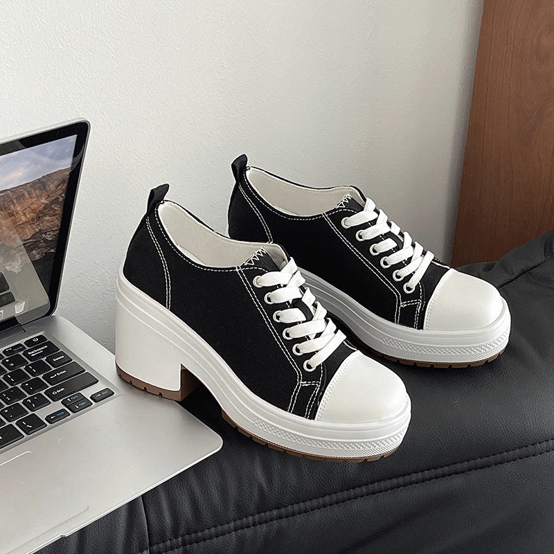 Dame Plateau-Sneakers med moderne design og komfortabel hæl Stilla