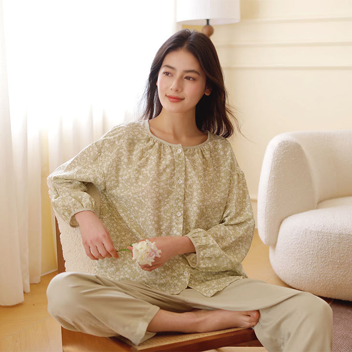 Damebluse med elegant floral design og løs pasform Stilla