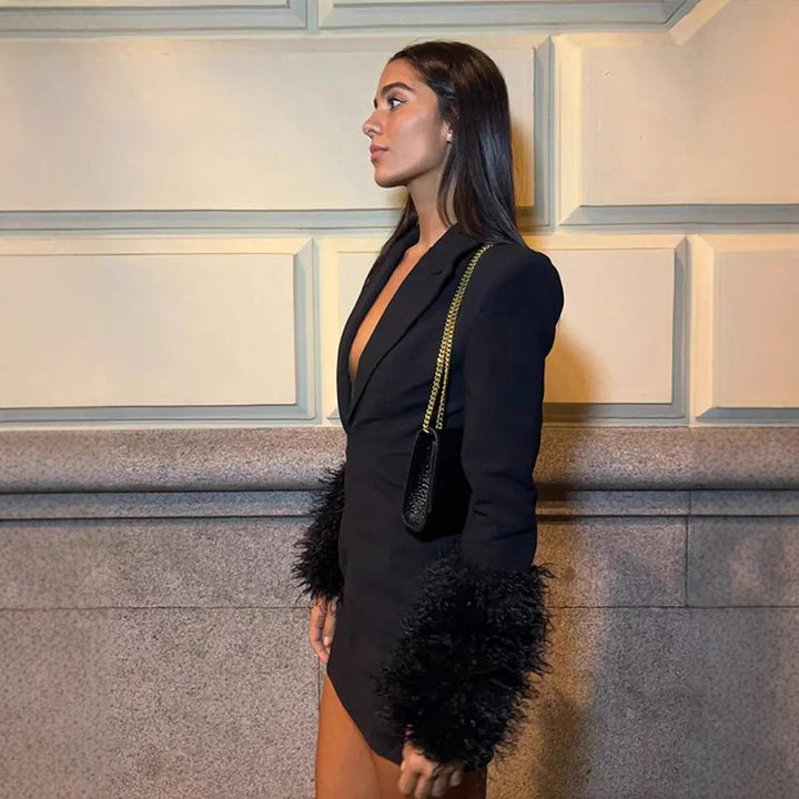 Dame Elegant Mini Kjole med Dyb U-dskæring og Iøjnefaldende Fleece Detaljer