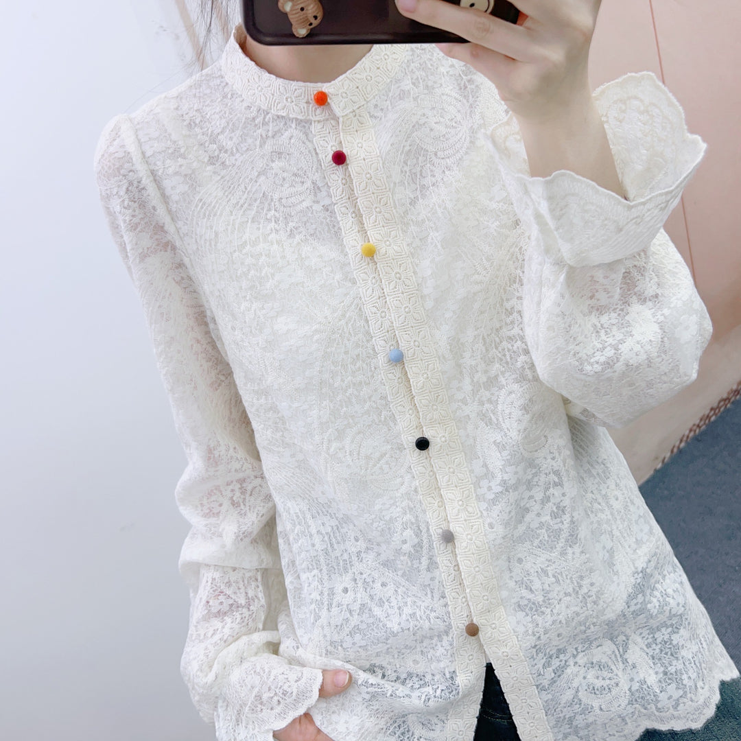 Dame Elegant Bluse med fine rynker og farverige knapdetaljer Stilla