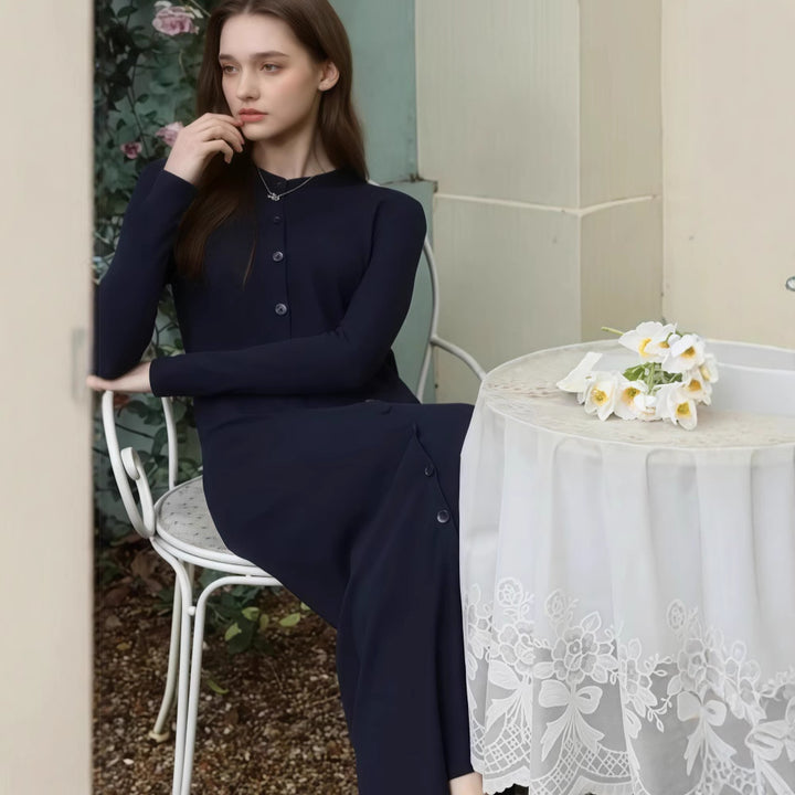 Dame langærmet kjole med gennemgående knaplukning og elegante detaljer Stilla