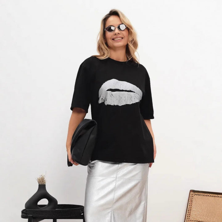 Dame T-shirt med skinnende læbe-motiv og afslappet snit Stilla