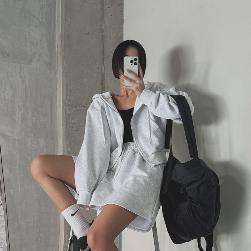 Damer sporty loungewear sæt med hættejakke og shorts Stilla