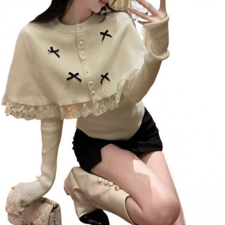 Kvinders elegante strikbluse med blonderkant og dekorative knapper Stilla