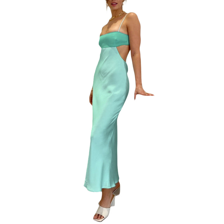 Dame elegant lang kjole med innovativt cut-out design og fine spaghetti stropper Skovae