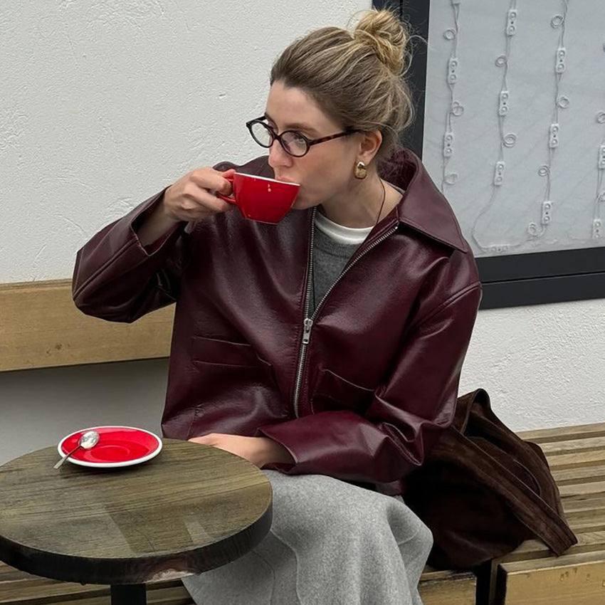 Dame kunstlæderjakke i moderne biker-stil med bred krave og praktiske lommer Stilla