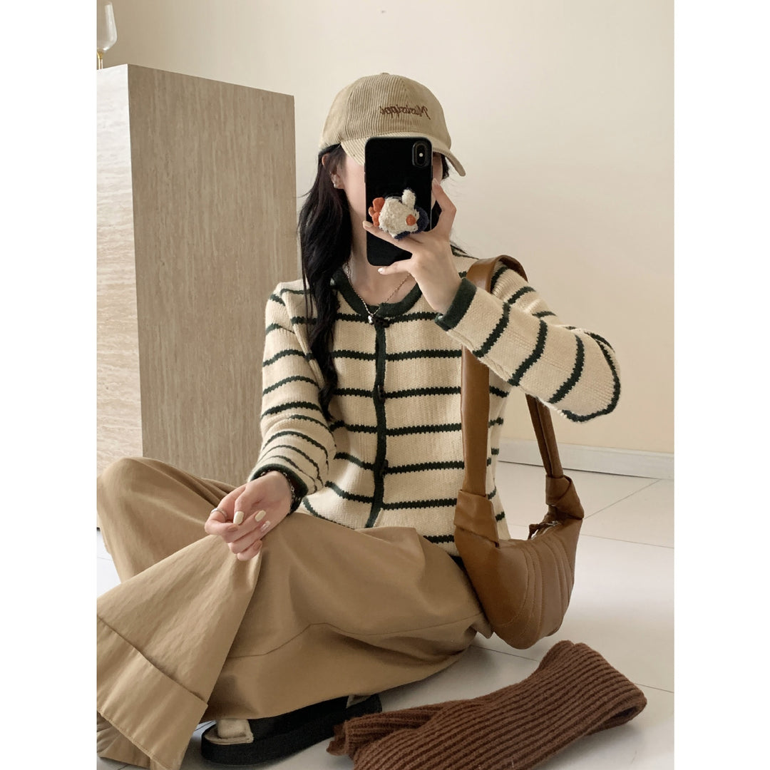 Dame cardigan med stribet design og elegante knapdetaljer Stilla