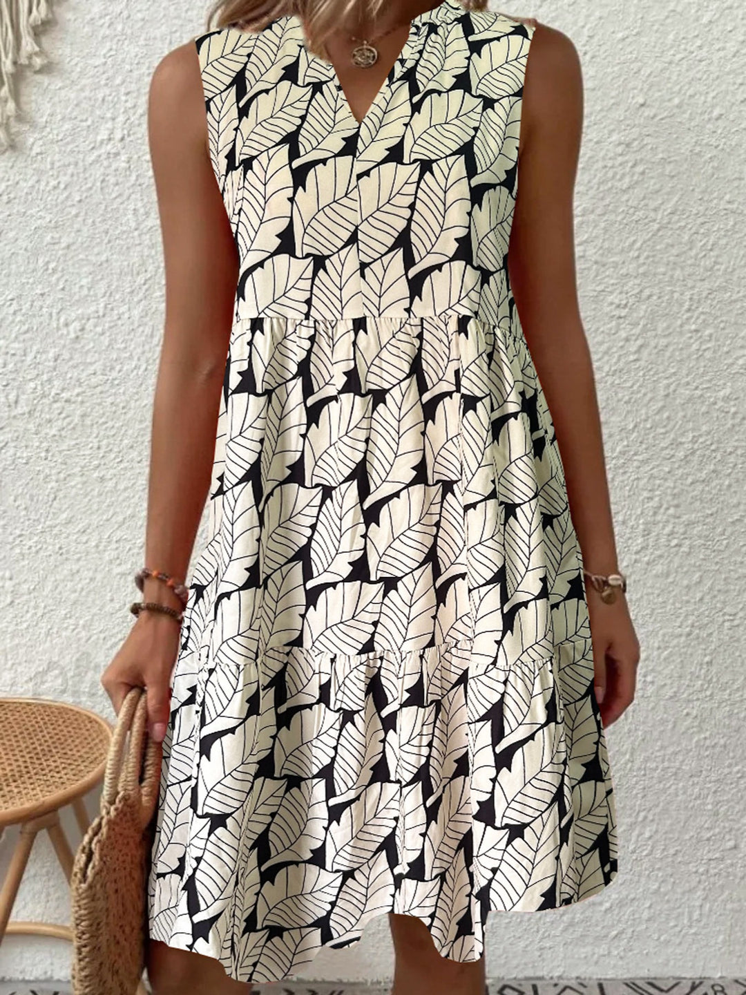Dame sommerkjole med V-hals og blomsterdesign Stilla