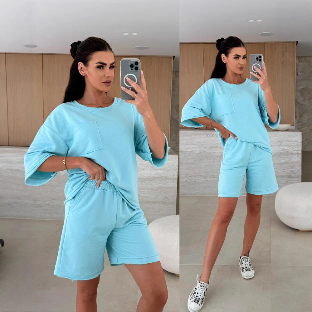 Kvinders afslappede fritidstøj med oversize T-shirt og behagelige shorts Skovae
