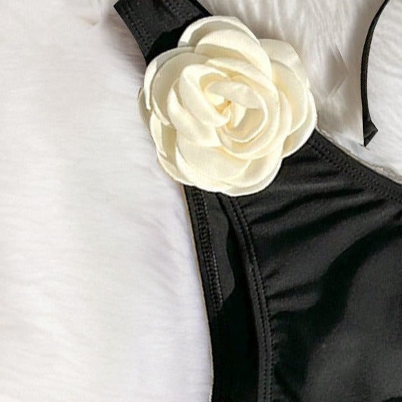 Dame bikini-sæt med dekorativt blomster-detalje og tætsiddende snit Stilla