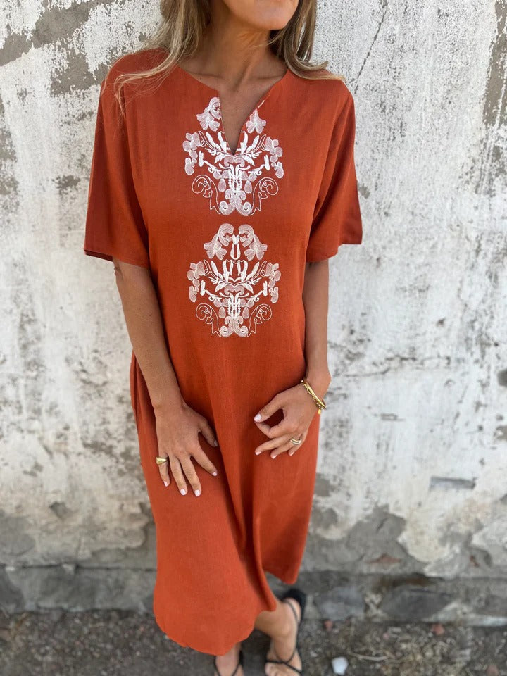 Dame fritidskjole med elegant broderi og løs pasform Stilla