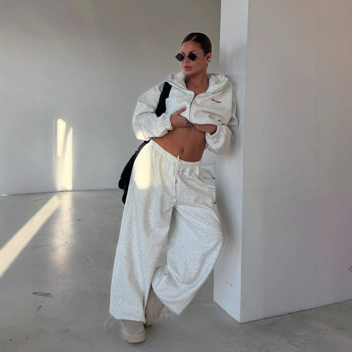 Kvinders sporty fritidstøj med cropped hoodie og brede joggers Stilla