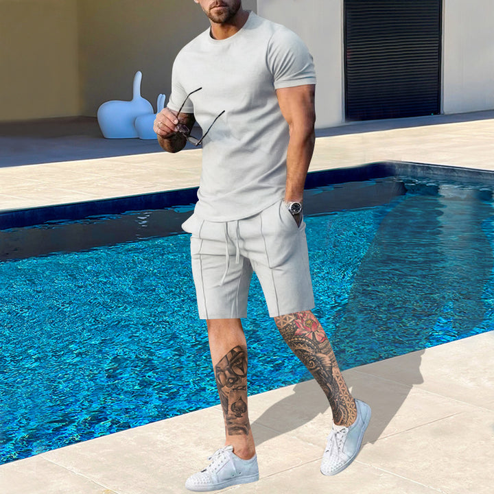 Herrer afslappet sommeroutfit bestående af overdel og shorts Stilla