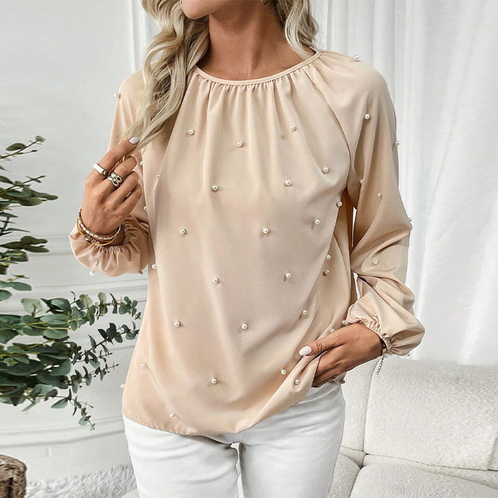 Damernes elegante bluse med perleprydede detaljer og brede ærmer Stilla