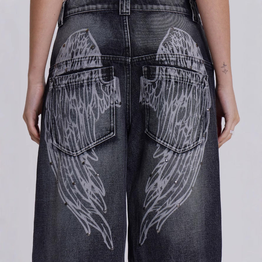 Dame Løst skårede jeans med iøjnefaldende englevinge-design og moderigtig brugt-look Stilla