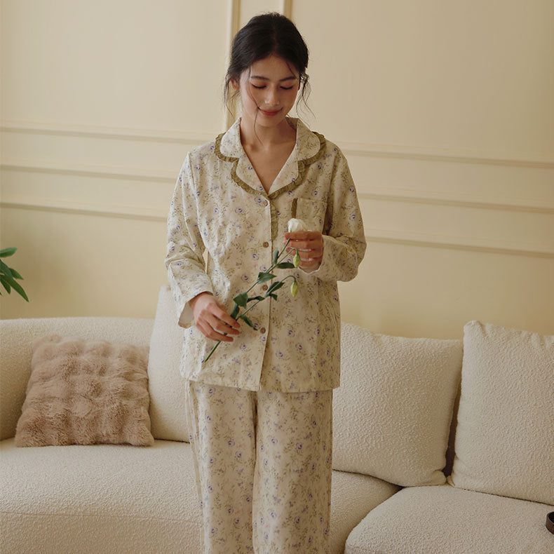 Dame natbluse med sarte blomster mønstre og flæse detaljer Stilla