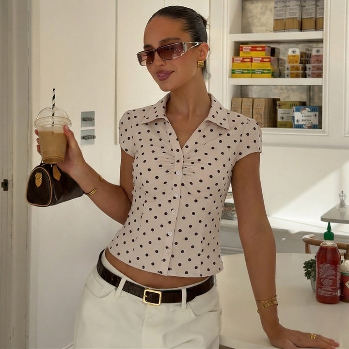 Dame Polka-Dots Bluse med raffineret knapdesign Skovae