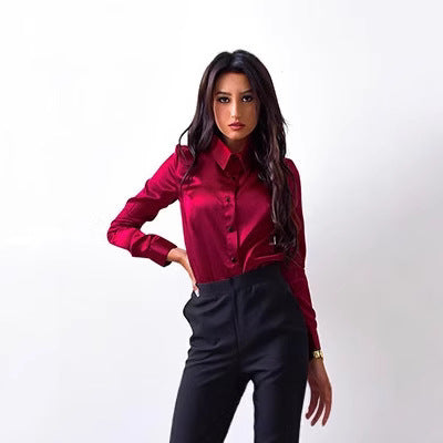 Dame elegant satinbluse med klassisk krave og knapdetaljer Stilla