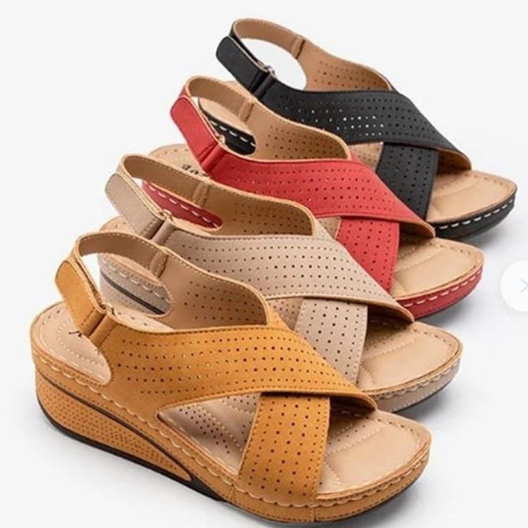 Dame Wedge-sandaletter med perforerede detaljer og justerbar rem Stilla