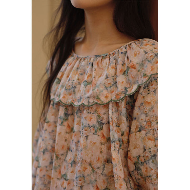 Dame natkjole med flæsekrave og blomstret design Stilla