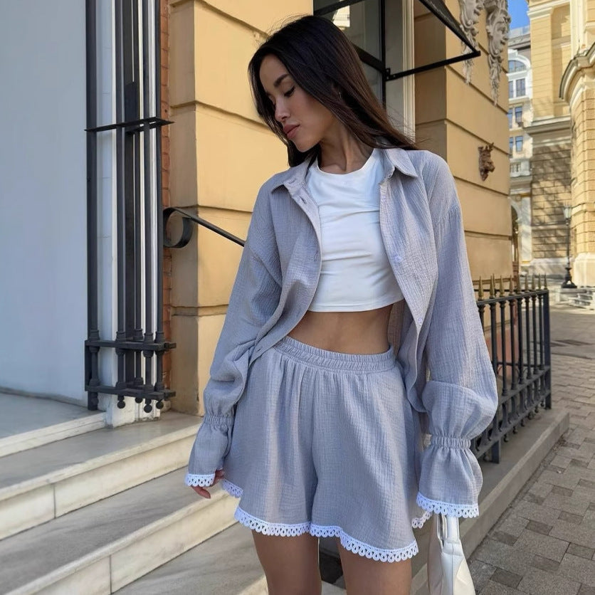 Dame luftigt sæt bestående af afslappet bluse med rynket kant og korte shorts Stilla