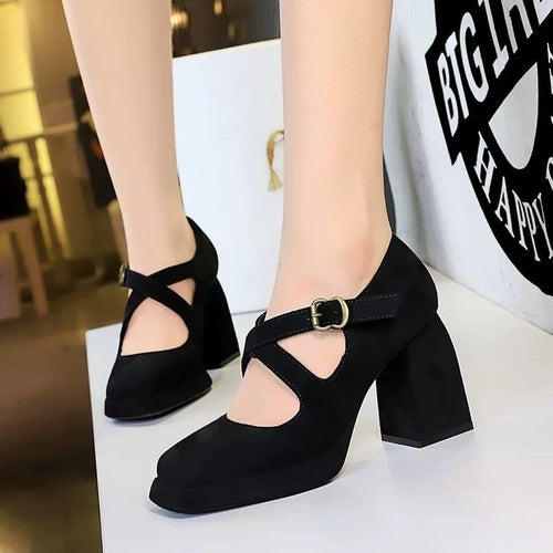 Dame Plateau-pumps med elegant spændeapplikation Stilla
