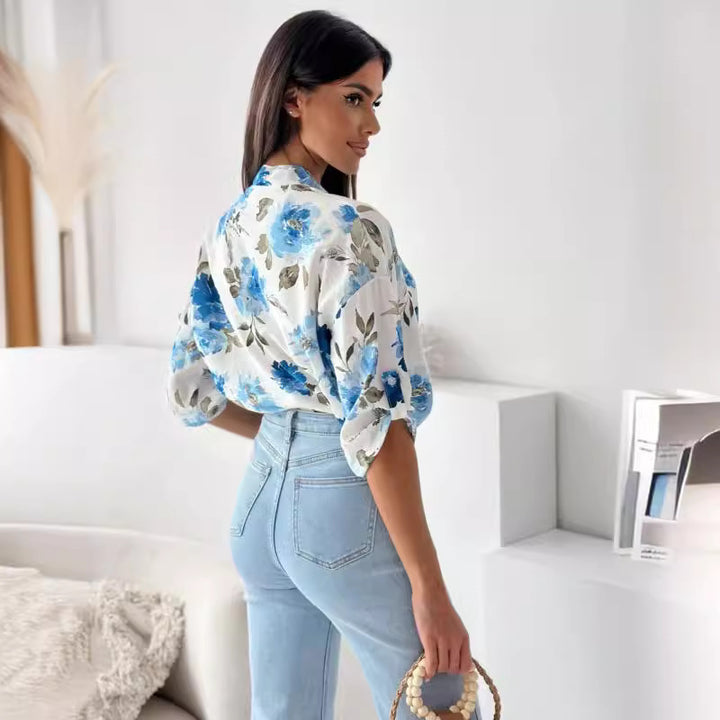 Damebluse med blomstret tryk og dyb V-udskæring Stilla