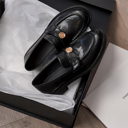 Femme Classic Læder Slipper med dekorativt Emblem Stilla