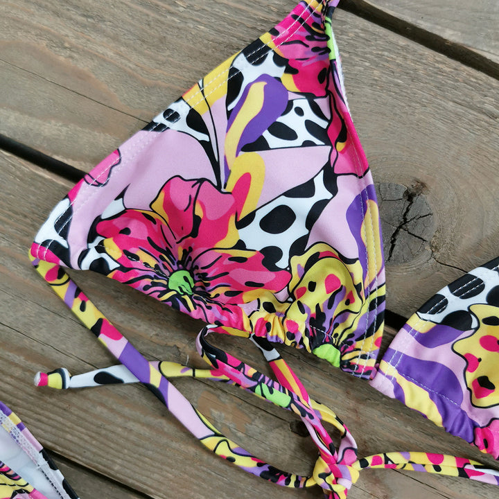 Dame bikini-sæt med raffineret trekant-top og farverigt design Stilla